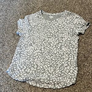 Oldnavy tee shirt. Size: small. Color: grey with white cheataprint